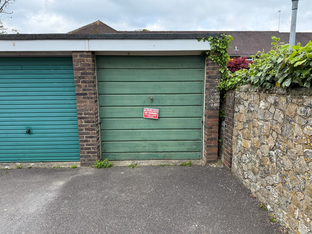 Lot: 88 - GROUND FLOOR FLAT WITH GARAGE IN NEED OF UPDATING - Garage number 4 with driveway
